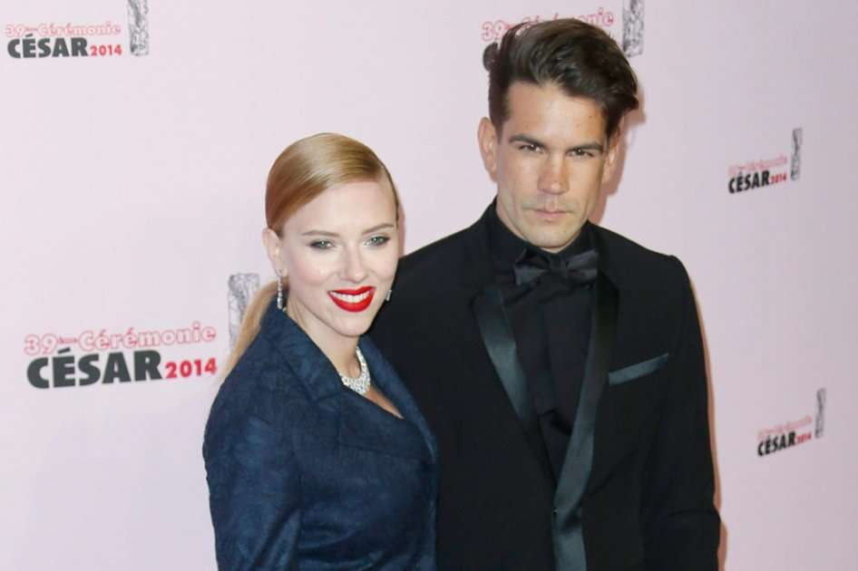 Scarlett Johansson y su prometido, Romain Dauriac. / AFP