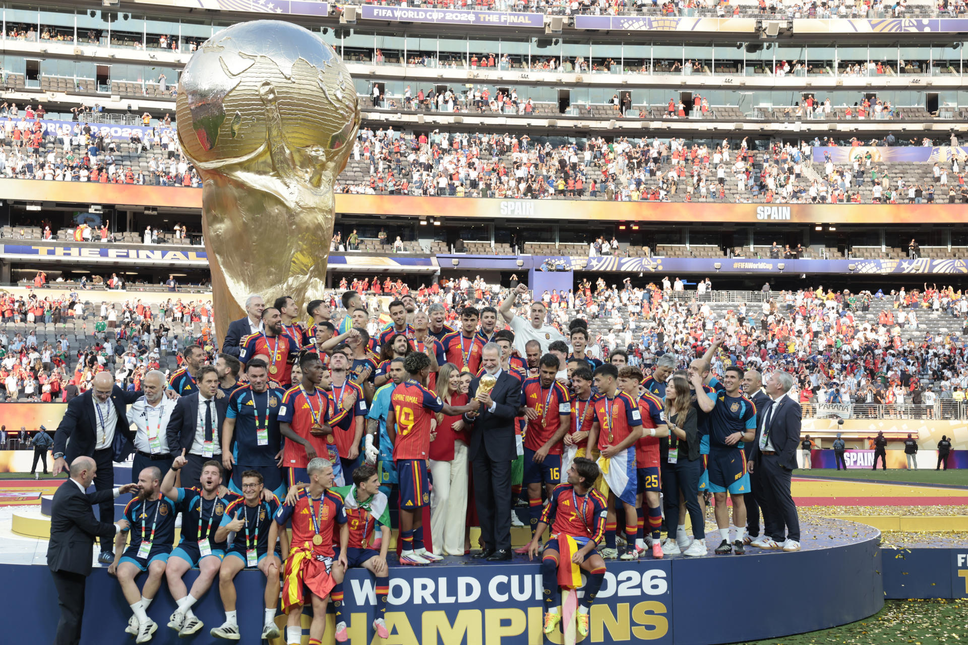FOTODELDÍA GR1052. EAST RUTHERFORD (ESTADOS UNIDOS), 19/07/2026.- El rey Felipe VI de España sostiene del Mundial de la FIFA 2026 junto a la princesa Leonor, la infanta Sofía y Lamine Yamal este domingo, tras vencer a Argentina en la final, en el estadio MetLife en East Rutherford (NJ, EE.UU.). EFE/ Lavandeira Jr