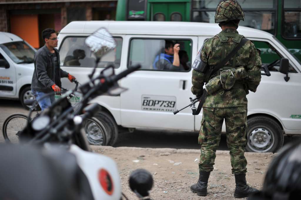 Aspectos de la llegada de policías, militares y el SMAD al barrio La Gaitana de la localidad de Suba luego de los desmanes generados durante la jornada de Paro Agrario
