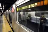 Policías despertarán a quien se quede dormido en el metro de Nueva York