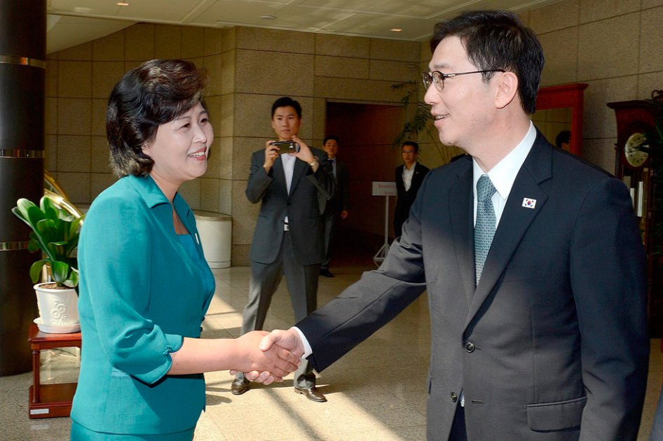 Kim Seong-Hye, delegada norcoreana, saluda a Chun Hae-Seon de Corea del Sur.