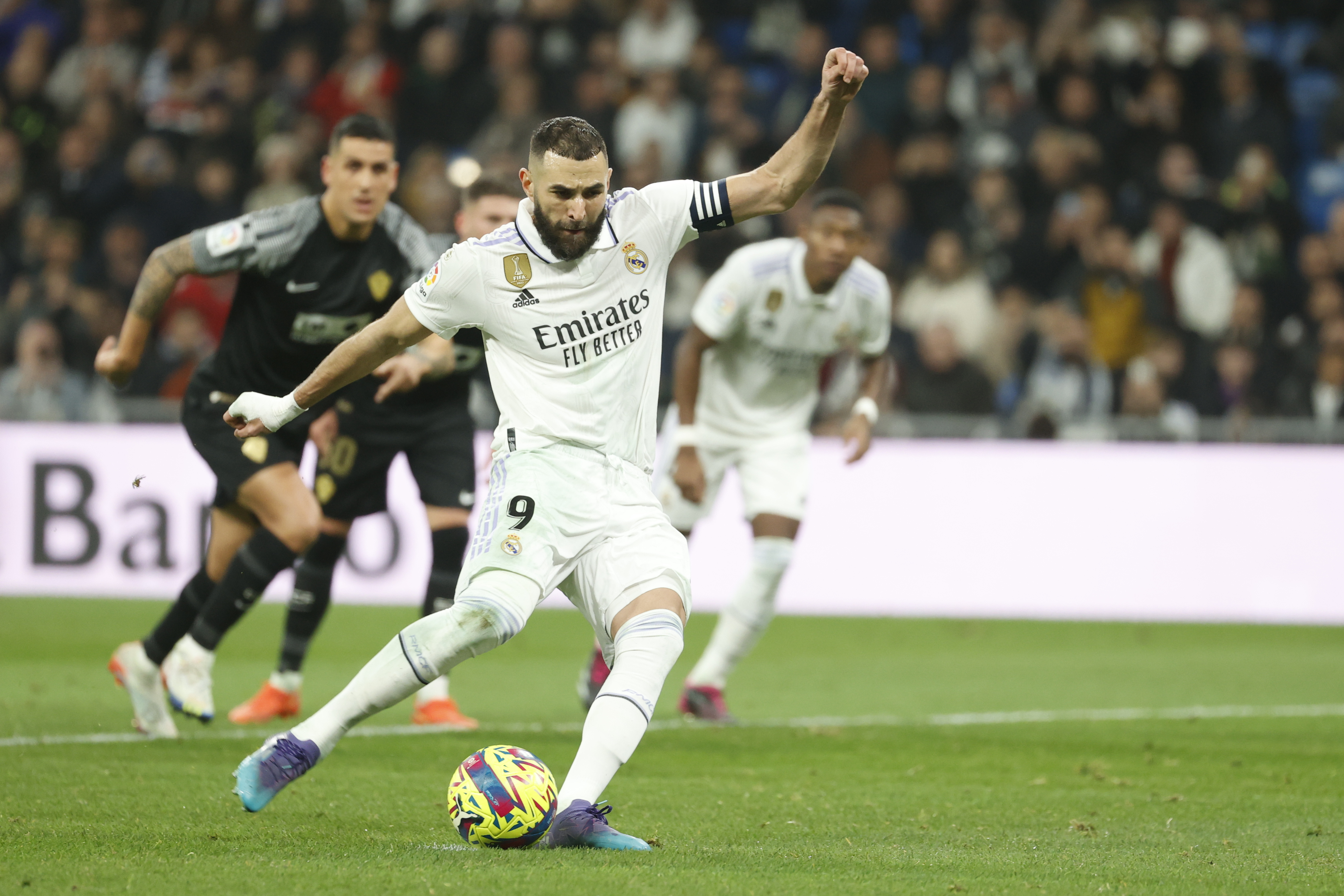 MADRID, 15/02/2023.- El delantero francés del Real Madrid Karim Benzema (c) dispara a puerta durante el partido de la Jornada 21 de LaLiga Santander que disputan este miércoles el Real Madrid y el Elche CF en el estadio Santiago Bernabéu de Madrid. EFE/ Juanjo Martin