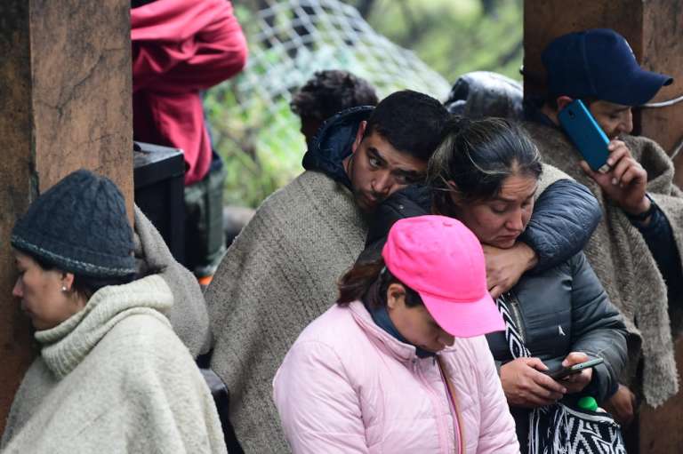 De acuerdo con la comunidad, en el momento de la explosión se escuchó un ruido bastante fuerte, sin embargo, por las lluvias de ese momento creyeron que era un trueno.
"Luego empezó a llegar mensaje tras mensaje diciendo que hubo una explosión en las minas. Los que murieron eran jóvenes, de 23, 24 años, mis hijos estudiaron con ellos y están muy tristes por la noticia” , mencionó Dora, habitante de la vereda El Salitre.