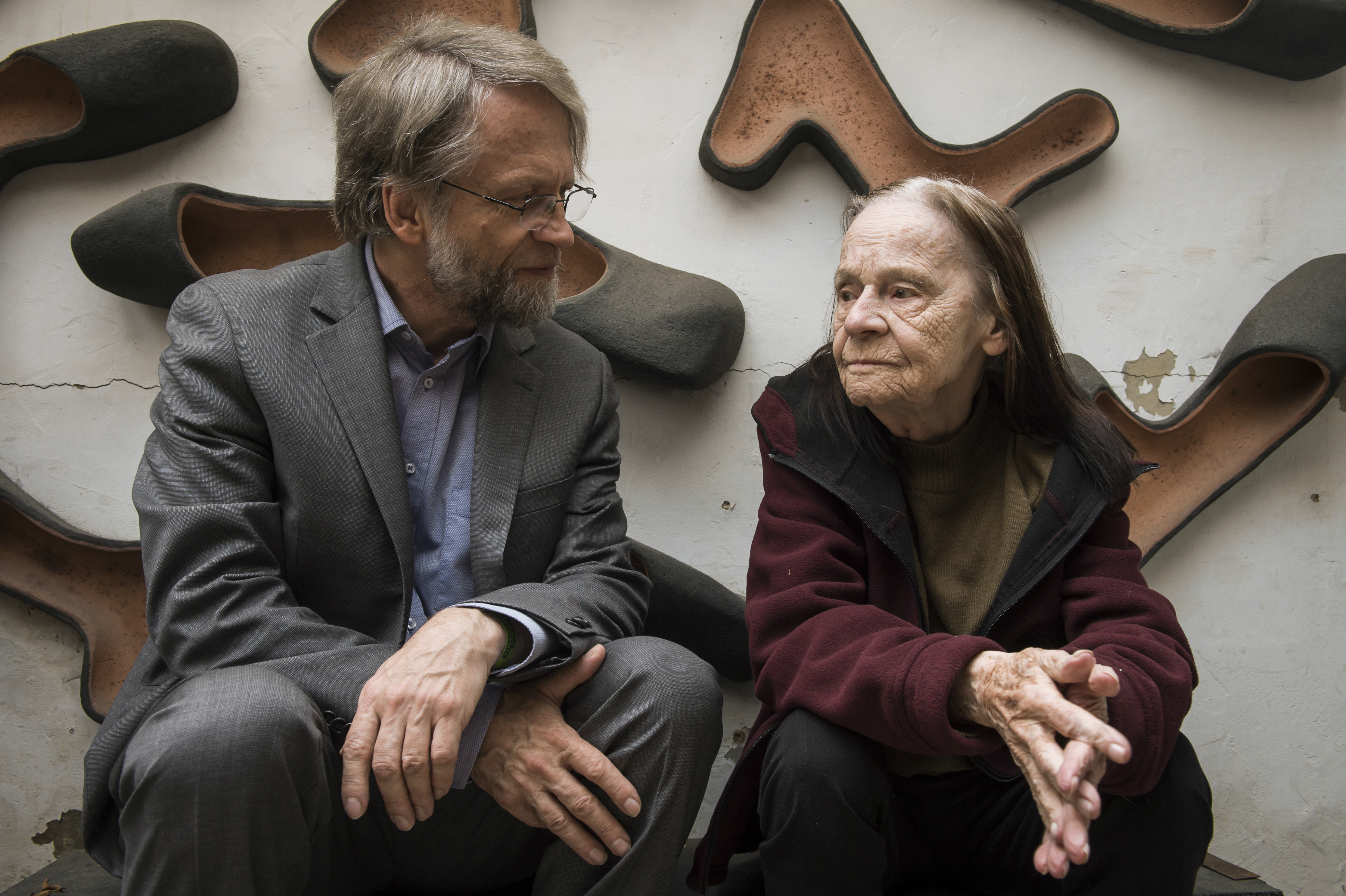 Nijole Sivickas junto a su hijo Antanas Mockus. / Daniel Álvarez - Cromos