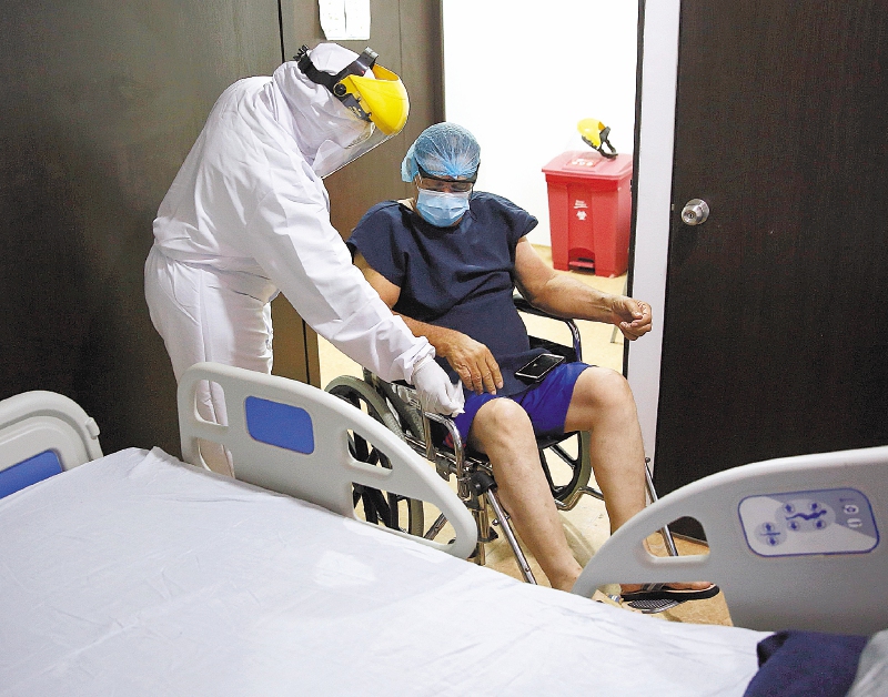 CLO001. CALI (COLOMBIA), 18/05/2020. Un paciente espera salir de la hospitalizaciÛn luego de recibir el alta mÈdica tras superar la enfermedad del COVID-19, este lunes en Cali (Colombia). EFE/ Ernesto Guzm·n Jr.
