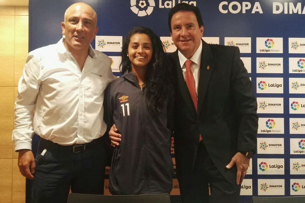 Víctor Rozo, técnico del club cardenal, Liana Salazar, capitana, y César Pastrana, presidente del club.  / Santa Fe
