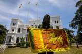 Manifestantes ponen fin a toma de edificios en Sri Lanka y presidente huye a Singapur