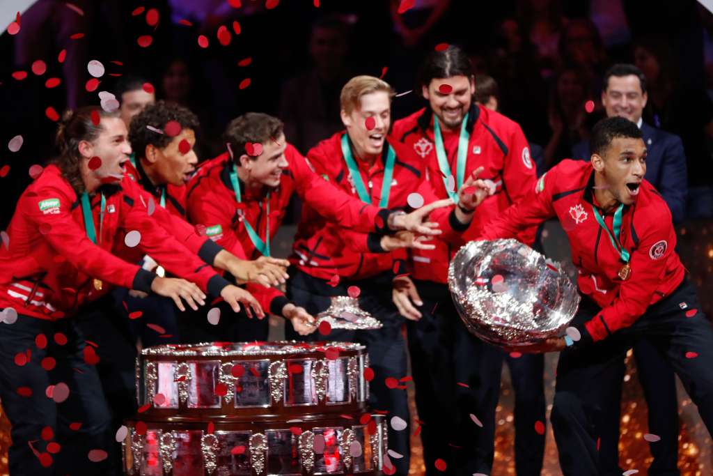 -FOTODELDÍA- MÁLAGA, 27/11/2022.- Jugadores de tenis de Canadá celebran este domingo tras ganar la Copa Davis en Málaga. Canadá ganó este domingo en Málaga su primera Copa Davis al derrotar en la final 2-0 a Australia, en una eliminatoria en la que Denis Shapovalov, negado antes para la victoria, y Felix Auger-Aliassime, invicto en toda la fase final, lograron los puntos del triunfo. EFE/Julio Muñoz