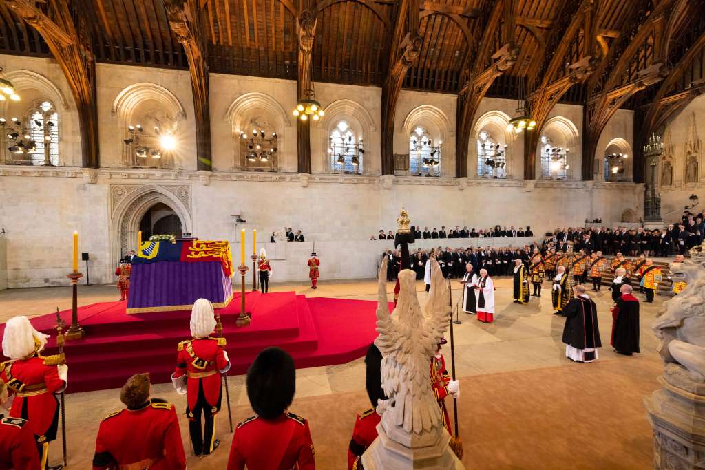 London (United Kingdom), 14/09/2022.- A handout photograph released by the UK Parliament shows the Archbishop of Canterbury Justin Welby (C-L) leading the service for the commencement of the Lying-in-State of Britain's Queen Elizabeth II at the Palace of Westminster in London, Britain, 14 September 2022. The queen's lying in state will last for four days, ending on the morning of the state funeral on the 19 September. (Reino Unido, Londres) EFE/EPA/UK PARLIAMENT/ROGER HARRIS HANDOUT -- MANDATORY CREDIT: UK PARLIAMENT/ROGER HARRIS -- HANDOUT EDITORIAL USE ONLY/NO SALES