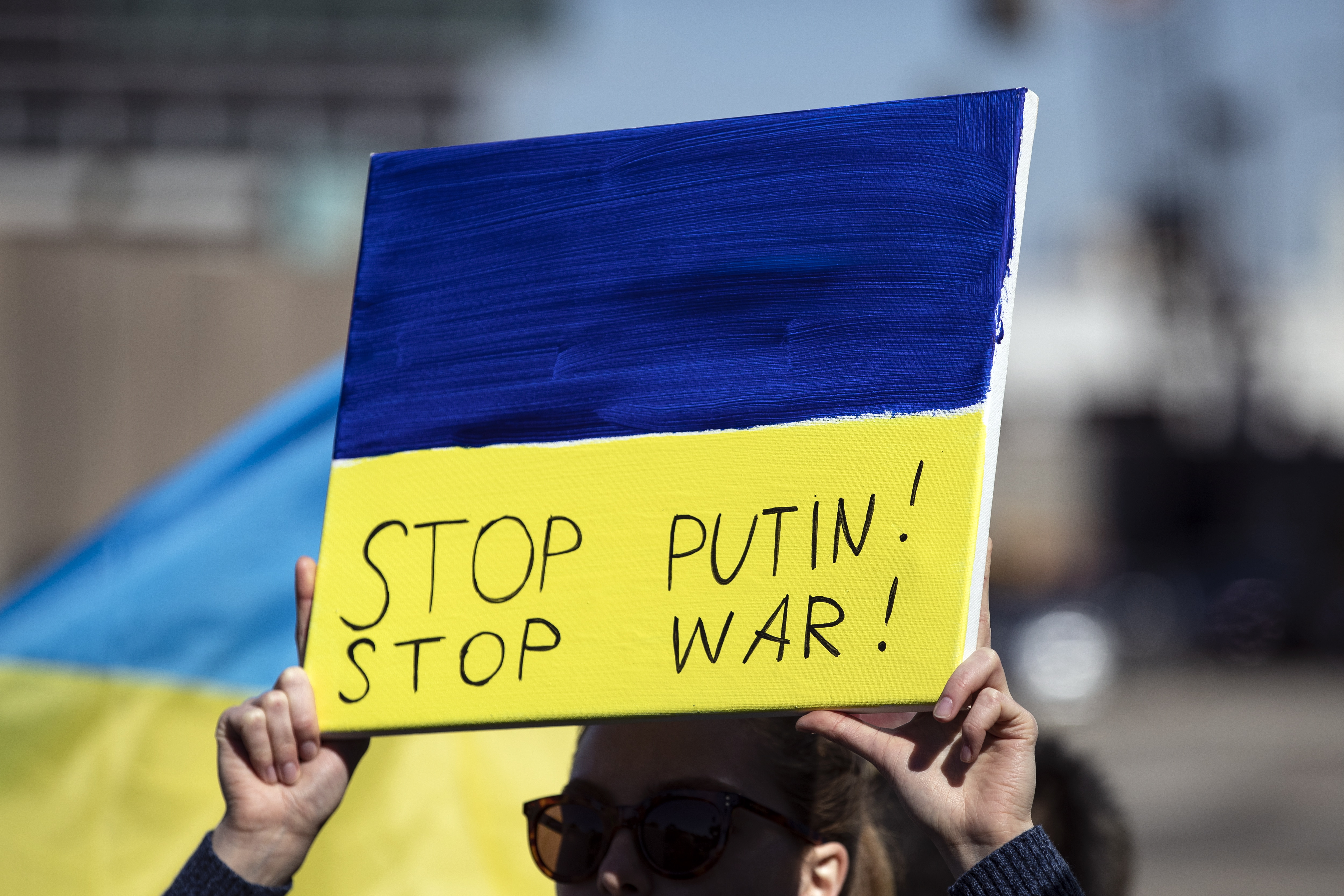 Los Angeles (United States), 24/02/2022.- A protester holds a poster reading 'Stop Putin Stop War' as around a hundred people gather to demonstrate against the Russian military operation in Ukraine in front of the Federal Building in Los Angeles, California, USA, 24 February 2022. Russian troops launched a major military operation on Ukraine on 24 February, after weeks of intense diplomacy and the imposition of Western sanctions on Russia aimed at preventing an armed conflict in Ukraine. (Protestas, Rusia, Ucrania, Estados Unidos) EFE/EPA/ETIENNE LAURENT