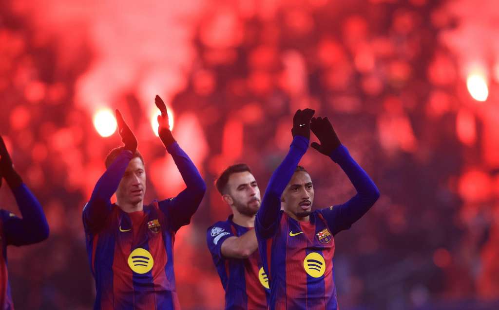 PRAGUE (Czech Republic), 21/01/2026.- Players of Barcelona greet their supporter, as flares lighted by their fans in the tribune is seen in the background, after winning the UEFA Champions League match between SK Slavia Praha and FC Barcelona, in Prague, Czechia, 21 January 2026. (Liga de Campeones, Praga) EFE/EPA/MARTIN DIVISEK