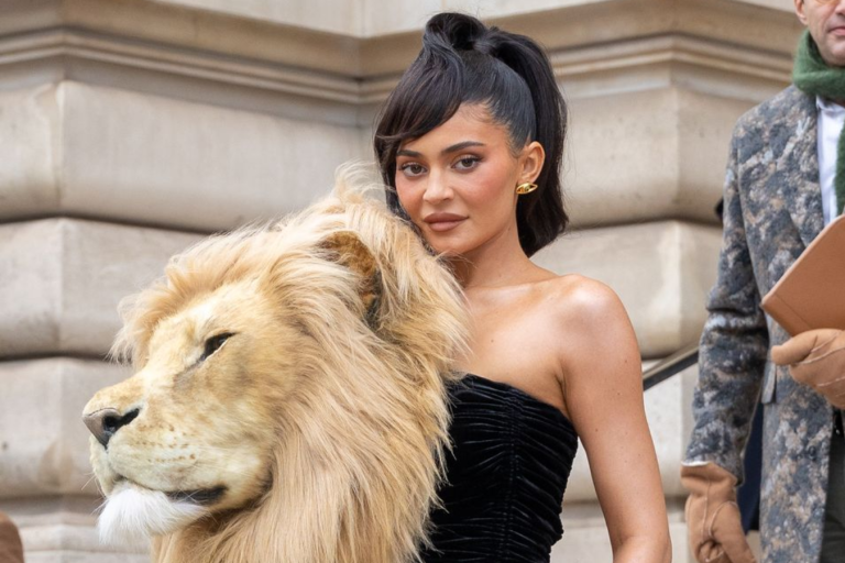Fotos: Kylie Jenner impactó con vestido que tenía una cabeza de león