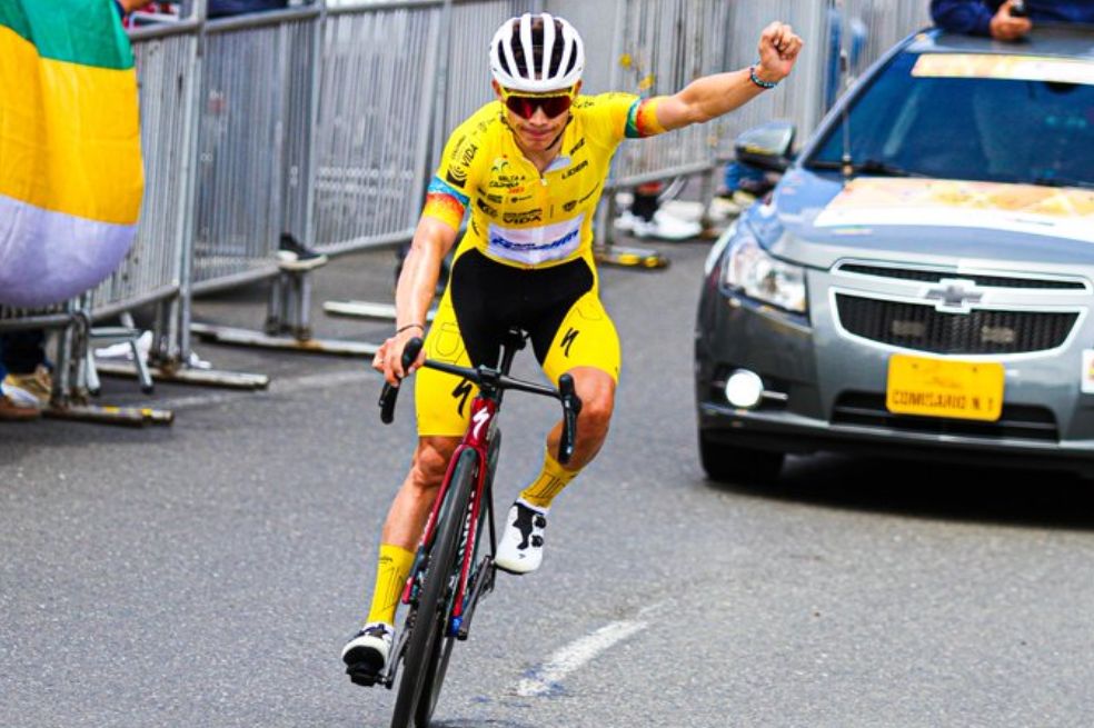 Miguel Ángel López celebra en la meta de la cuarta etapa.
