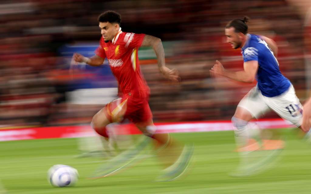 LIVERPOOL (United Kingdom), 02/04/2025.- Luis Diaz (L) of Liverpool in action against Jack Harrison of Everton during the English Premier League soccer match between Liverpool and Everton in Liverpool, Great Britain, 02 April 2025. (Gran Bretaña, Reino Unido) EFE/EPA/ADAM VAUGHAN EDITORIAL USE ONLY. No use with unauthorized audio, video, data, fixture lists, club/league logos, 'live' services or NFTs. Online in-match use limited to 120 images, no video emulation. No use in betting, games or single club/league/player publications.