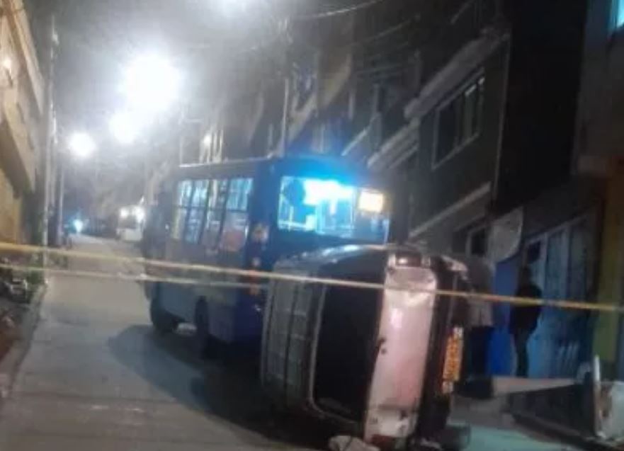 El vehículo que se habría quedado sin frenos chocó contra un Sitp y unas viviendas de la localidad de Suba.