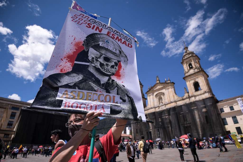 A pesar de que algunas de las causas que convocaron al Paro han sido abolidas, como la reforma tributaria y la reforma a la salud, las marchas continúan, entre otras razones, rechazando el presunto abuso policial contra manifestantes.