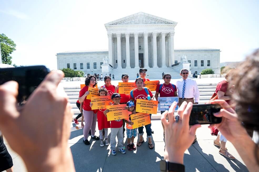 Activistas a favor de los inmigrantes protestaron a puertas del Tribunal supremo en Washington, mientras esperaban el fallo sobre la polémica pregunta de ciudadanía que podía incluirse en el censo de 2020. / EFE