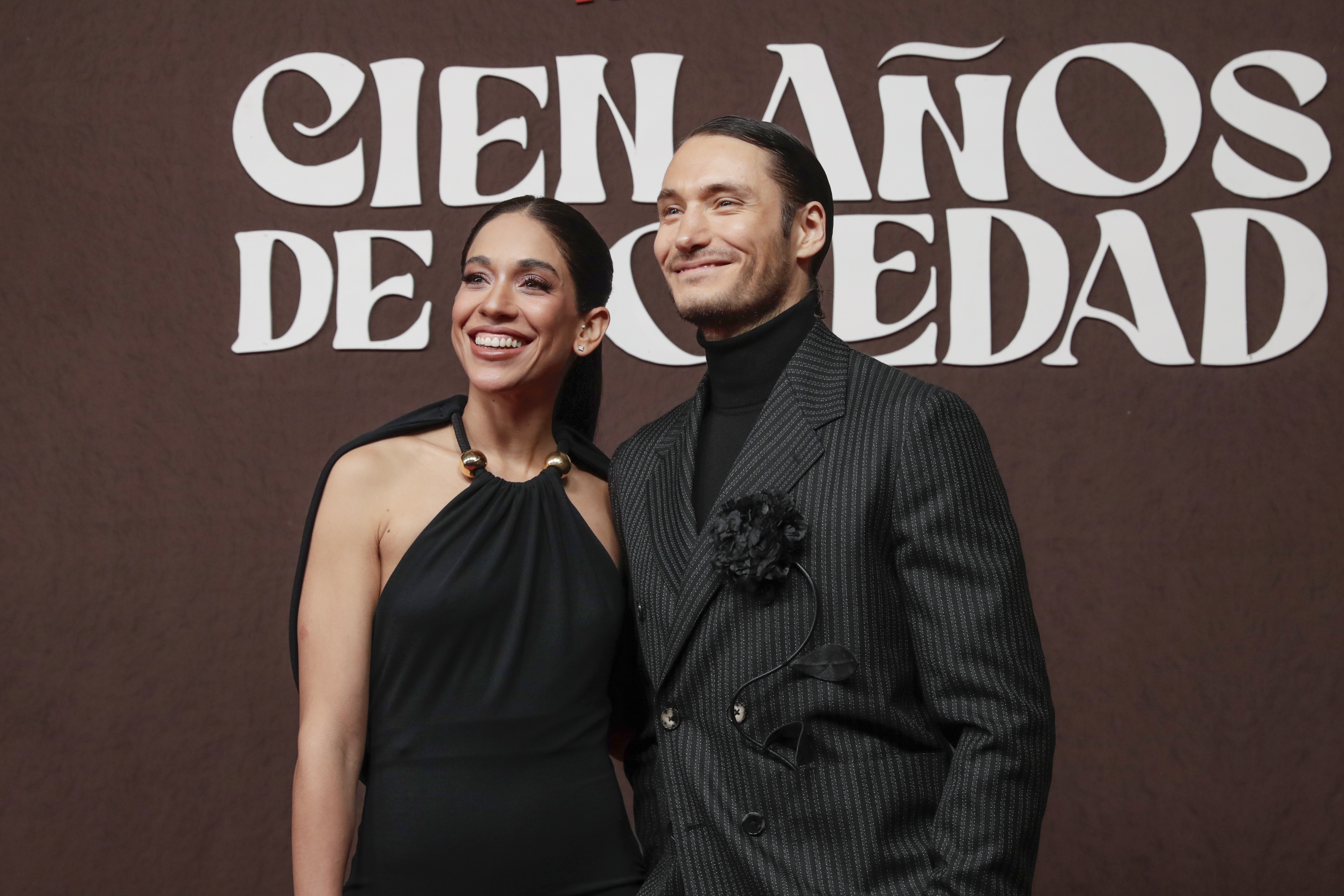 BOG400 BOGOTÁ (COLOMBIA), 10/12/2024.- El actor colombiano Claudio Cataño (d) posa junto a su novia, la actriz María del Rosario Barreto (i) en la alfombra roja durante la presentación de la serie de Netflix 'Cien años de soledad', este lunes en Bogotá (Colombia). La novela 'Cien años de soledad' está llena de personajes entrañables, como José Arcadio Buendía, Úrsula Iguarán, el coronel Aureliano Buendía o el gitano Melquiades que, para los actores que los representan en la serie de Netflix que se estrena mundialmente este miércoles, es "un privilegio" encarnar. EFE/ Carlos Ortega