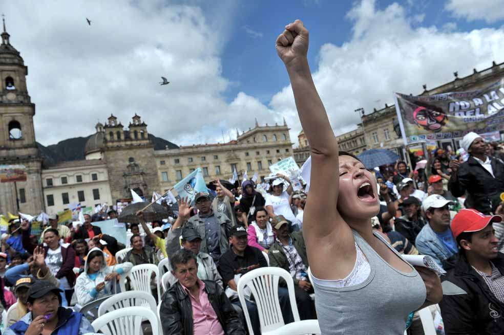  Los manifestantes  gritaron al unísono ‘Petro no se va’.   / Luis Ángel