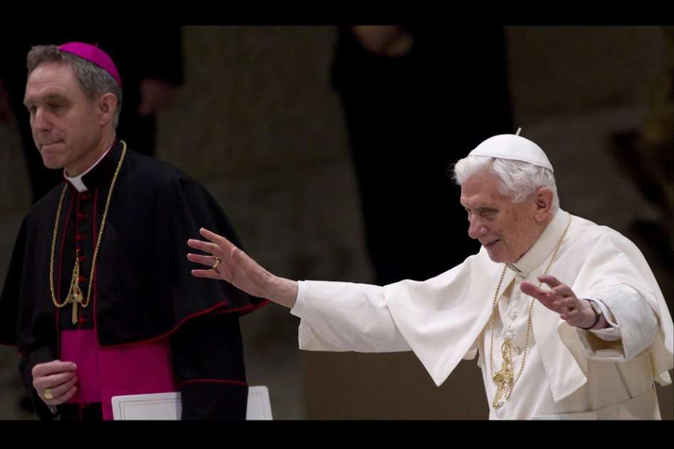 El papa Benedicto XVI (d) hace su primera aparición pública tras anunciar que renunciará al papado el 28 de febrero, durante la audiencia pública de los miércoles./ EFE