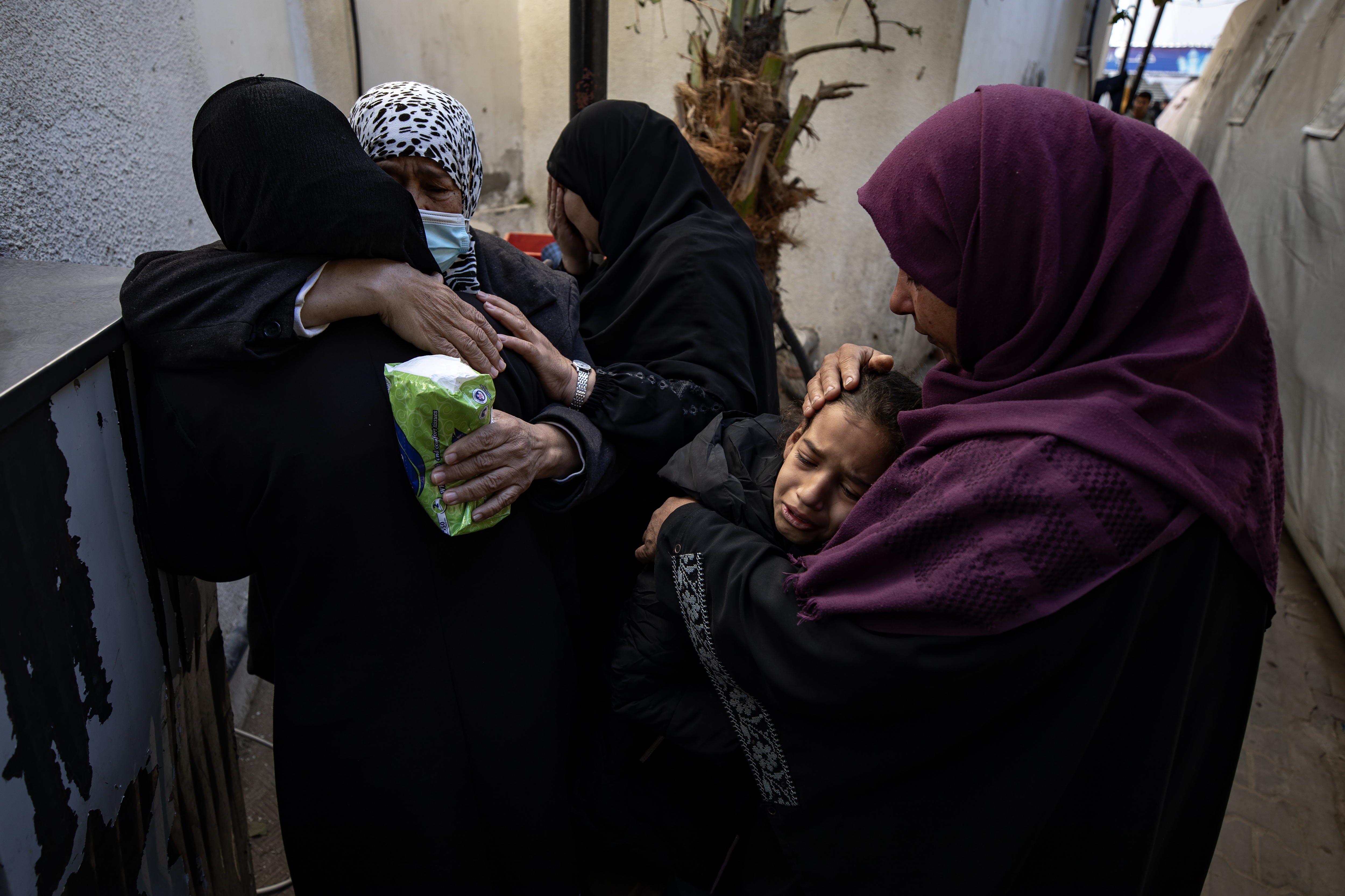 Gaza (---), 21/02/2024.- Palestinians mourn their dead at the Al-Najjar Hospital after an Israeli air strike on the Rafah refugee camp, southern Gaza Strip, 21 February 2024. More than 29,100 Palestinians and over 1,300 Israelis have been killed, according to the Palestinian Health Ministry and the Israel Defense Forces (IDF), since Hamas militants launched an attack against Israel from the Gaza Strip on 07 October 2023, and the Israeli operations in Gaza and the West Bank which followed it. EFE/EPA/HAITHAM IMAD
