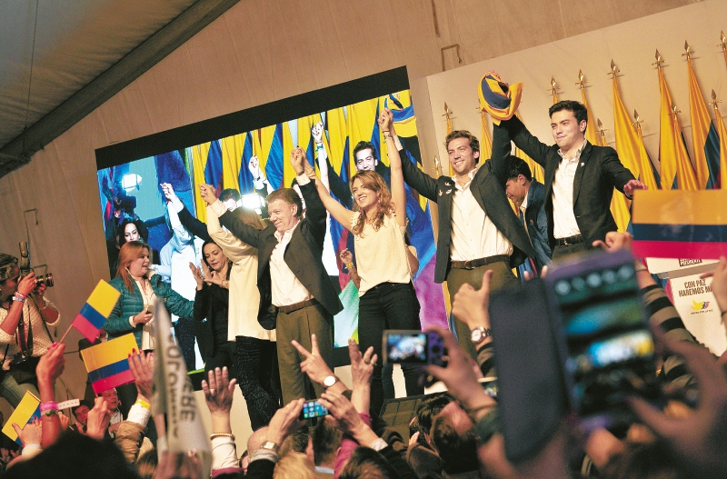 El candidato-presidente Juan Manuel Santos en la campaña de 2014 cuando celebró junto a su familia, equipo directivo y el electorado su reelección. / Archivo