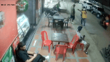 Video: Un hombre se salvó de un ataque porque al sicario se le trabó el arma
