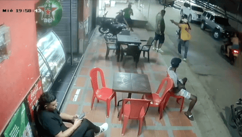 Video: Un hombre se salvó de un ataque porque al sicario se le trabó el arma