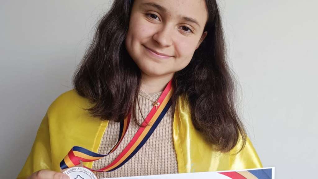 Ganadora en la edición N.°21 de la Olimpiada Juvenil Internacional de Ciencias 2024.