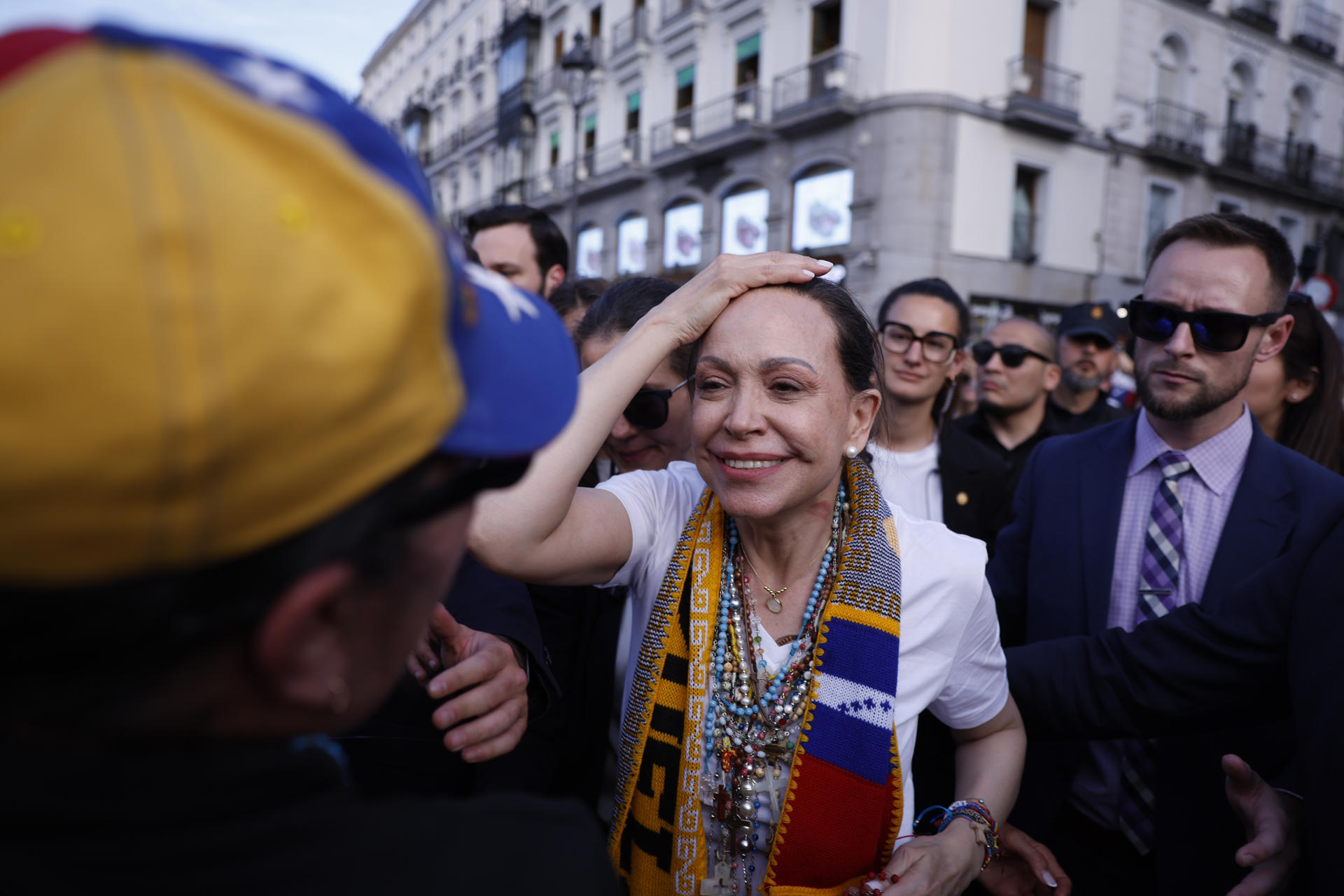 MADRID, 18/04/2026.- María Corina Machado, la líder opositora venezolana y premio Nobel de la Paz, durante un encuentro con la comunidad de su país en España, este sábado en la Puerta del Sol, en Madrid. EFE/ Javier Lizón