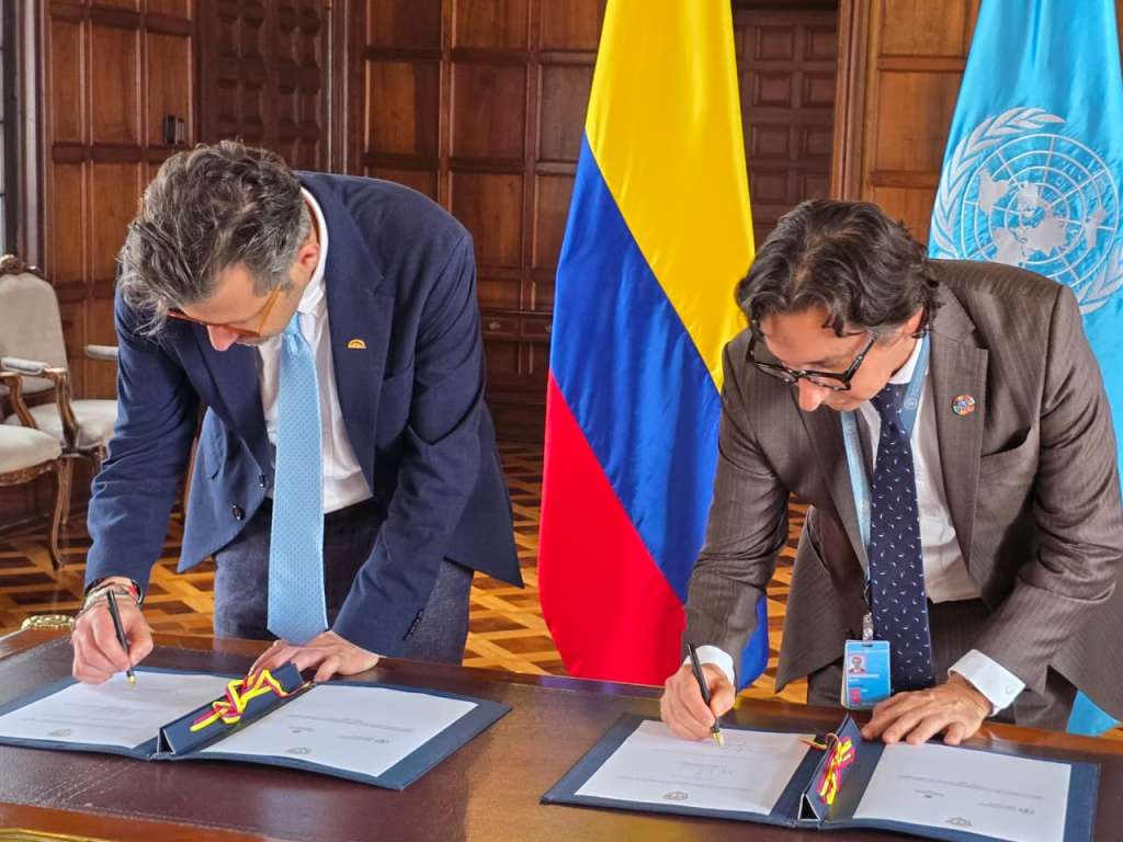 Viceministro de Asuntos Multilaterales, Mauricio Jaramillo, y el representante de FAO en Colombia, Agustín Zimmermann, en la firma del marco país.