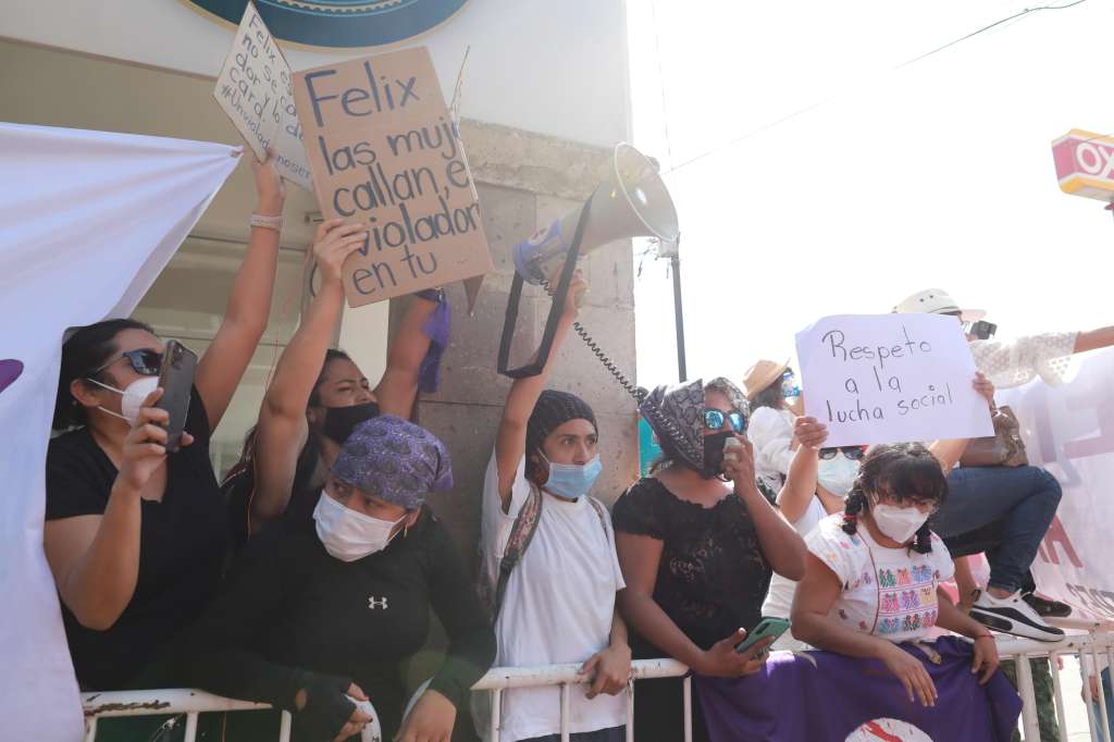 Activistas participan en una protesta en contra del candidato a gobernador Felix Salgado Macedonio.