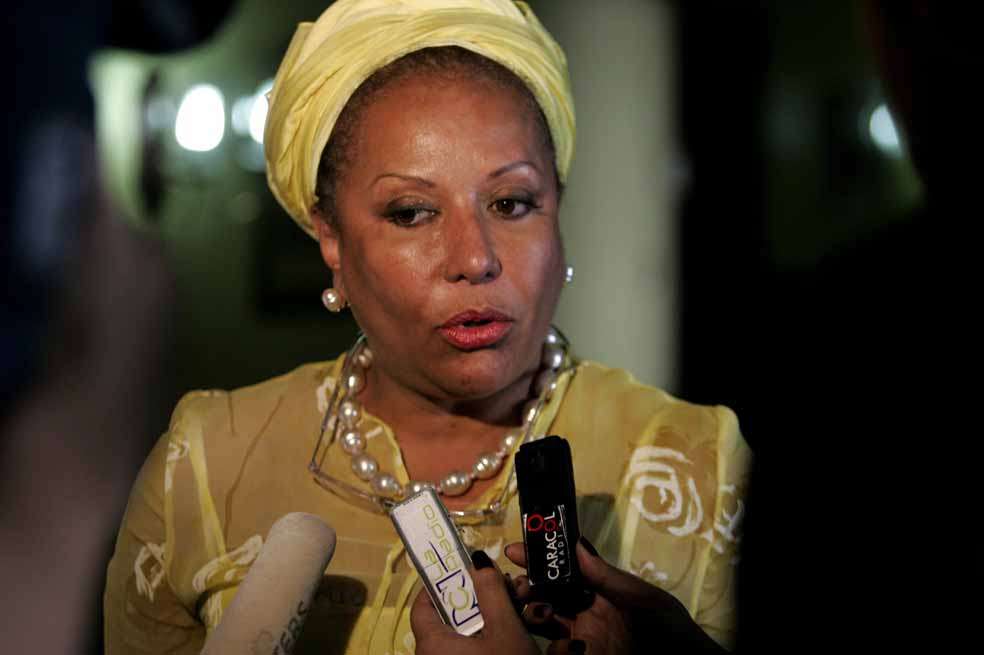 Colombian former senator Piedad Cordoba speaks to journalists during a news conference in Bogota January 28, 2011. Colombia's FARC rebels could begin freeing three military officials and two politicians next week in three different jungle areas, Cordoba, who is in charge of the hostage handover, said on Friday. REUTERS/Fredy Builes (COLOMBIA - Tags: POLITICS)