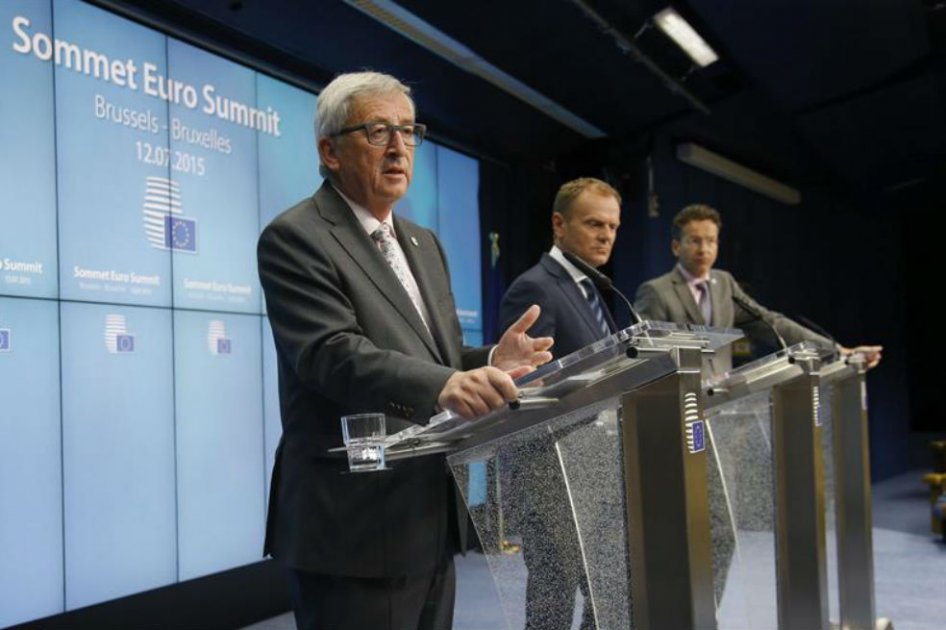 El presidente de la Comisión Europea, Jean-Claude Juncker; el presidente del Consejo Europeo, Donald Tusk y el presidente del Eurogrupo, Jeroen Dijsselbloem al anuncio del acuerdo. / EFE