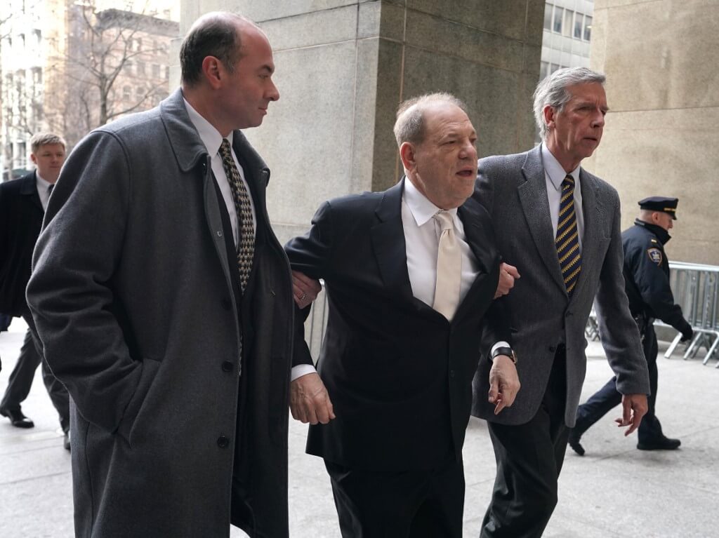 los abogados critican la imagen que "los medios" han pintado de Harvey Weinstein y les atribuyen que fuera "condenado en el tribunal de la opinión pública", lo que ha llevado a una "histórica caída en desgracia, probablemente sin parangón en la época de las redes sociales". / AFP