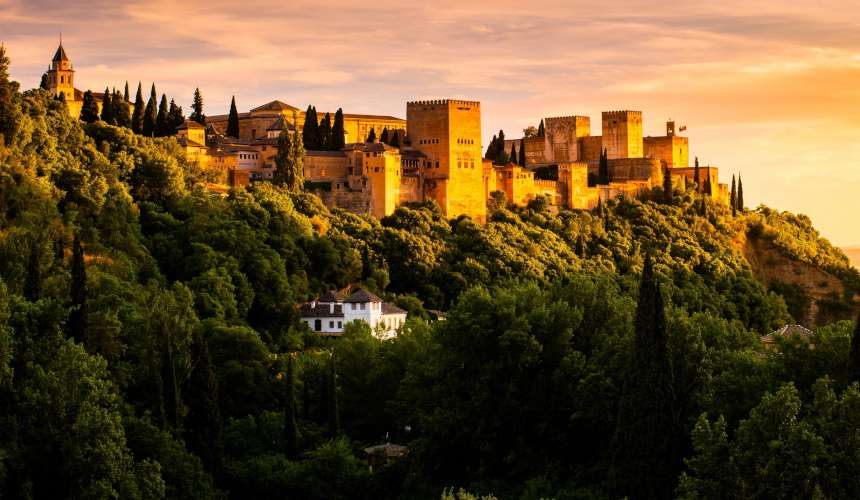 1. Granada, el atardecer que conquistó a Clinton
“La más bella puesta de sol del planeta”. Así describió el expresidente de Estados Unidos. Bill Clinton al ocaso que, durante su visita a España en 1997, contempló en Granada. El mandatario tenía razón. Pocos crepúsculos son tan hermosos como el atardecer sobre La Alhambra desde cualquiera de sus miradores, que no son pocos. Aunque el más famoso es el de San Nicolás, que ofrece unas magníficas vistas no solo del monumento, sino también de las montañas de Sierra Nevada.
