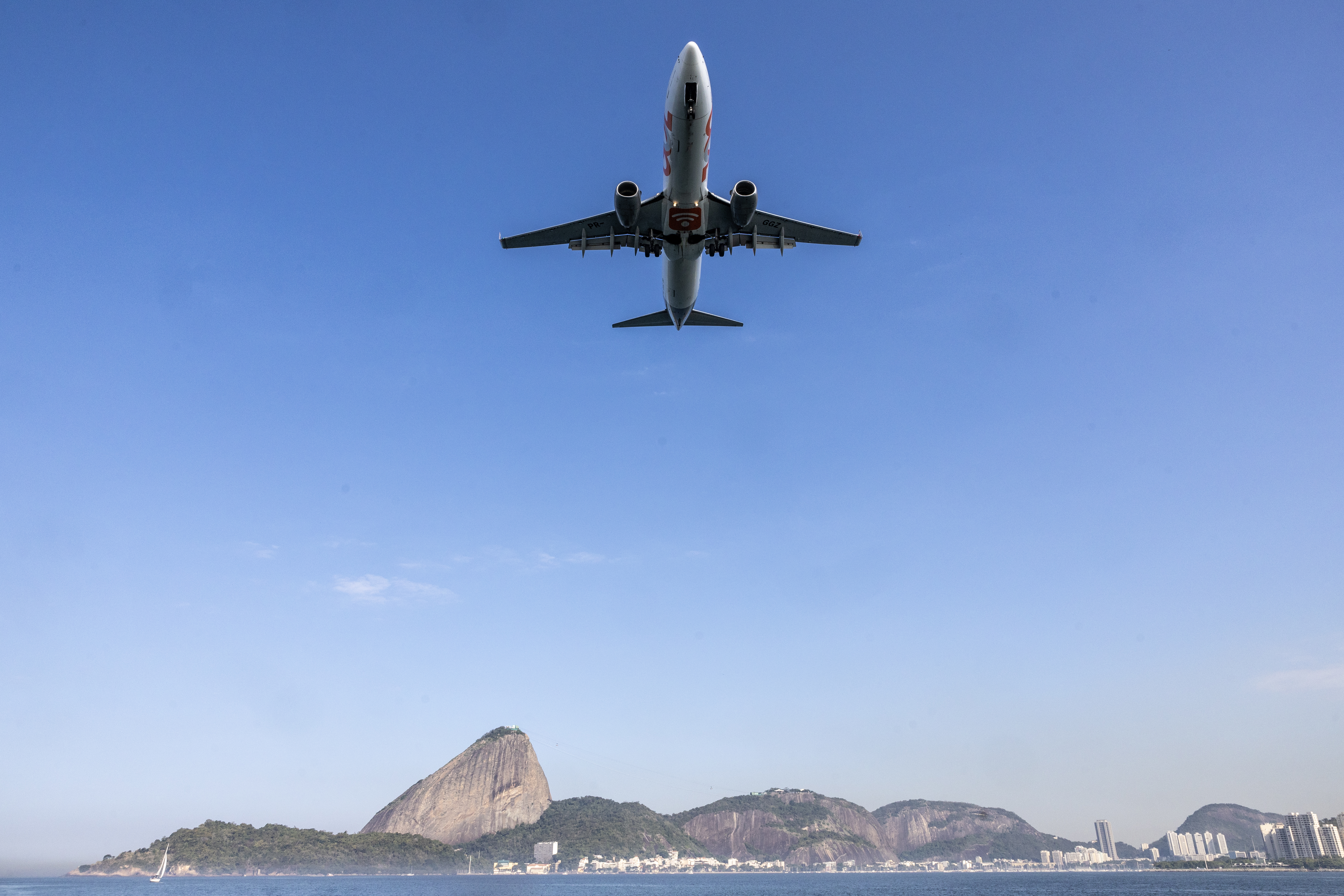 AME8936. RÍO DE JANEIRO (BRASIL), 19/10/2024.- Fotografía de archivo del 5 de julio de 2024 de un avión en la ciudad de Rio de Janeiro (Brasil). La aerolínea brasileña Gol anunció este viernes que elevará en un 35 % sus vuelos entre Brasil y Argentina durante la alta temporada del verano austral, que comienza en diciembre próximo, para atender la elevada demanda. EFE/ Antonio Lacerda ARCHIVO