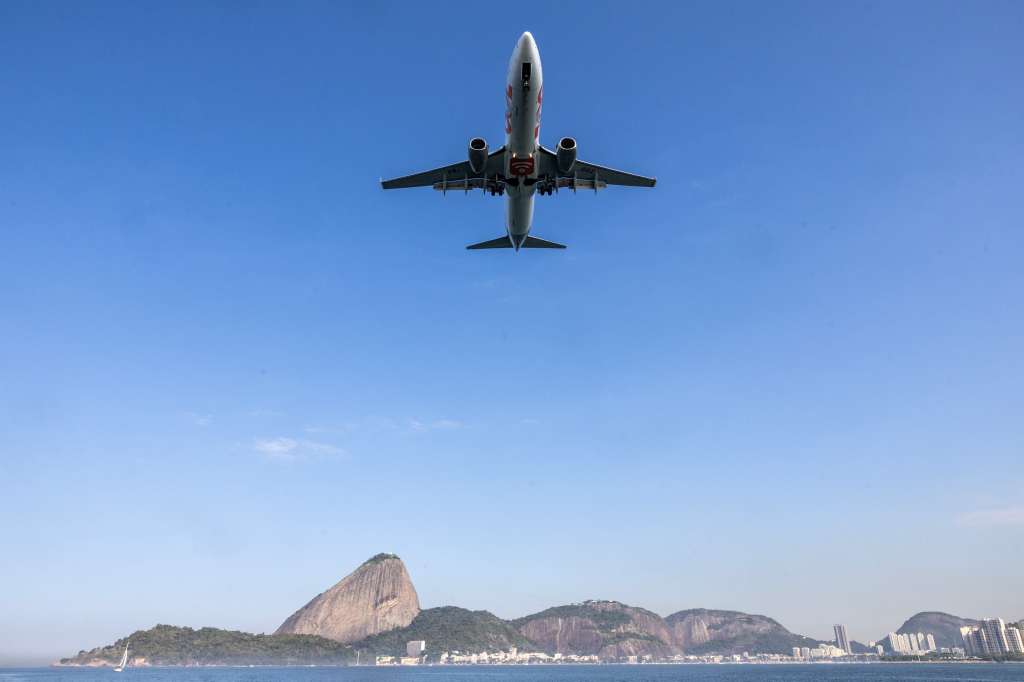 AME8936. RÍO DE JANEIRO (BRASIL), 19/10/2024.- Fotografía de archivo del 5 de julio de 2024 de un avión en la ciudad de Rio de Janeiro (Brasil). La aerolínea brasileña Gol anunció este viernes que elevará en un 35 % sus vuelos entre Brasil y Argentina durante la alta temporada del verano austral, que comienza en diciembre próximo, para atender la elevada demanda. EFE/ Antonio Lacerda ARCHIVO