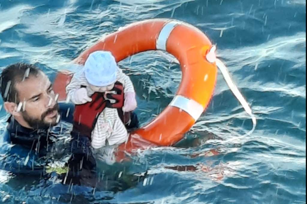 La imagen de un bebé al que un agente de la guardia civil español salvó de ahogarse ha dado la vuelta al mundo, provocando horror en las redes sociales. Pero también se ha visto a adolescentes solos, a veces muy jóvenes, probar suerte en la frontera, llegar por mar a la playa española, ser rechazados o vagar por las calles de Ceuta.
