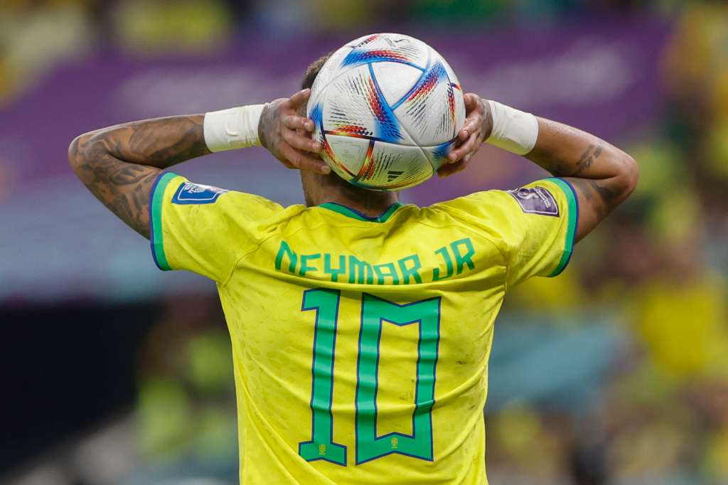 GR4275. LUSAIL (CATAR), 24/11/2022.- Neymar de Brasil prepara un saque hoy, en un partido de la fase de grupos del Mundial de Fútbol Qatar 2022 entre Brasil y Serbia en el estadio Lusail en Lusail (Catar). EFE/ Juan Ignacio Roncoroni