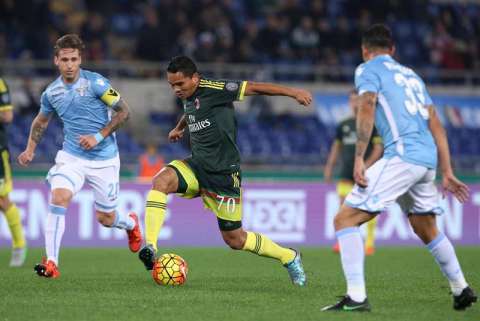 Carlos Bacca marcó en el triunfo de Milan 3-1 sobre Lazio