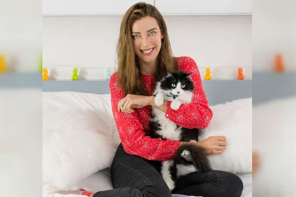 Norma Nivia ha adoptado ya tres gatos. Dice que los trata como si fueran sus hijos.