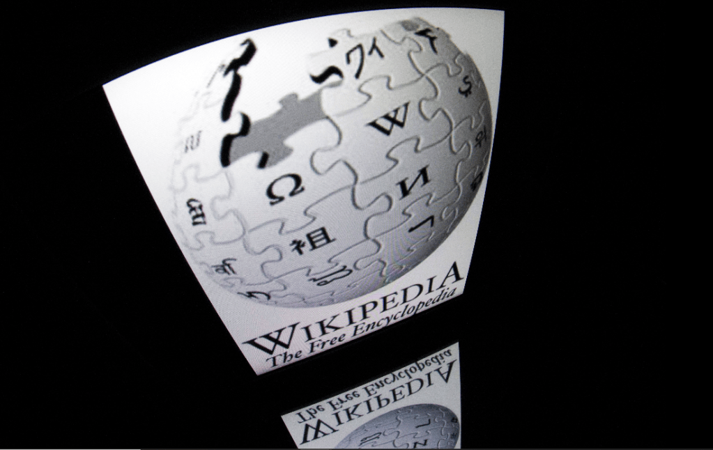 Wikipedia fue creada sin ánimo de lucro el 15 de enero de 2001.