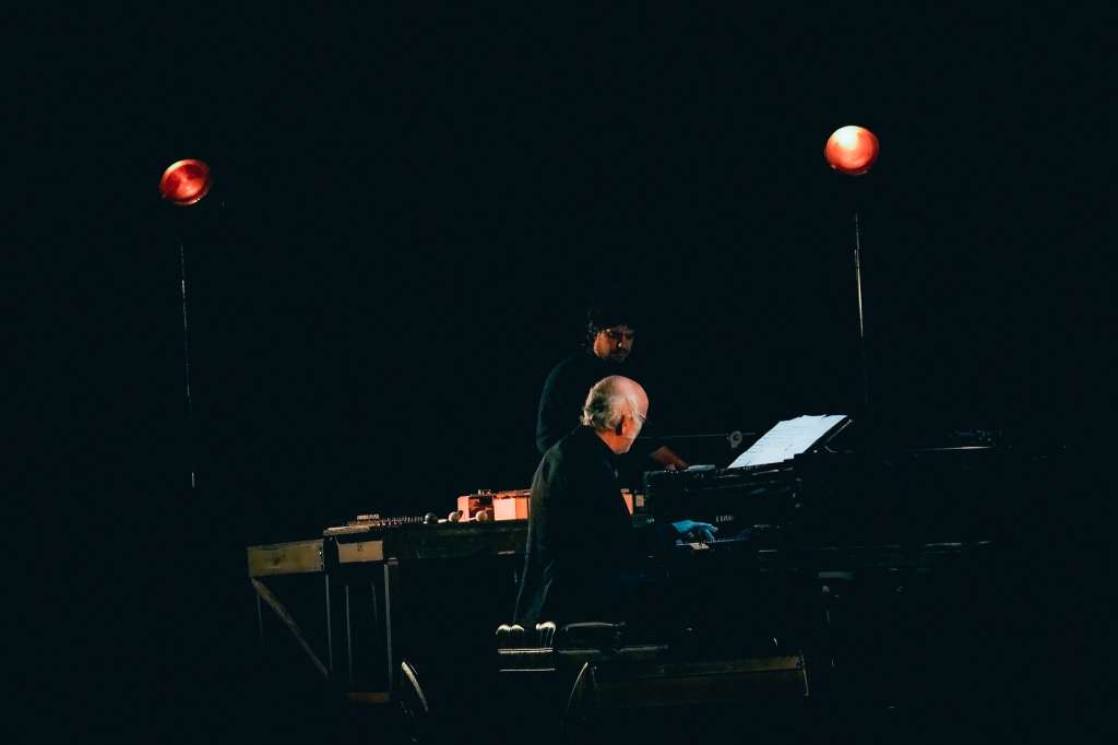 Ludovico Einaudi comenzó a tocar el piano a los seis años y estudió música en el Conservatorio Giuseppe Verdi de Milán.