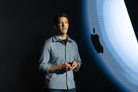 Apple nombra a John Ternus como nuevo CEO; Cook será presidente ejecutivo