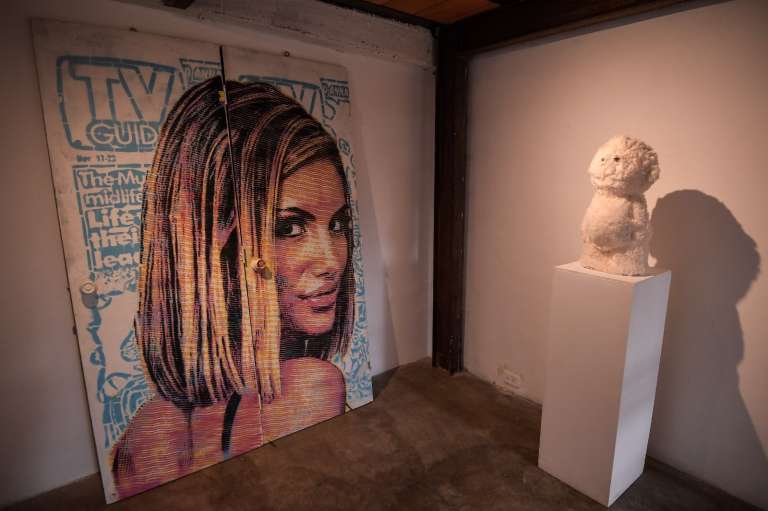 Beat Bop es la galería ubicada al interior de la casa de la fachada gris y una puerta negra en San Felipe, allí es donde se exponen obras de los artistas del colectivo y las de otros como Chirrete Golden y Ela Rincón, o las de artistas internacionales reconocidos como El Xupet Negre, a quien We ART Colombia trajo al país y luego lo sumaron a la exposición que llevaron a Tokyo.