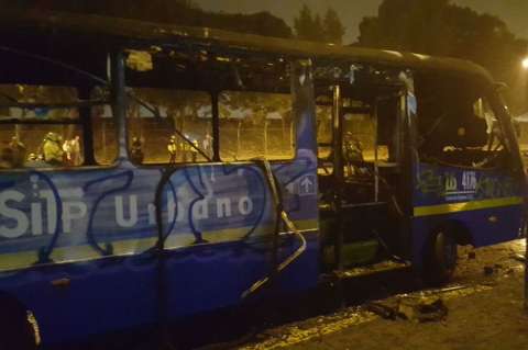 Crisis de basuras: en Engativá quemaron bus del SITP durante protestas