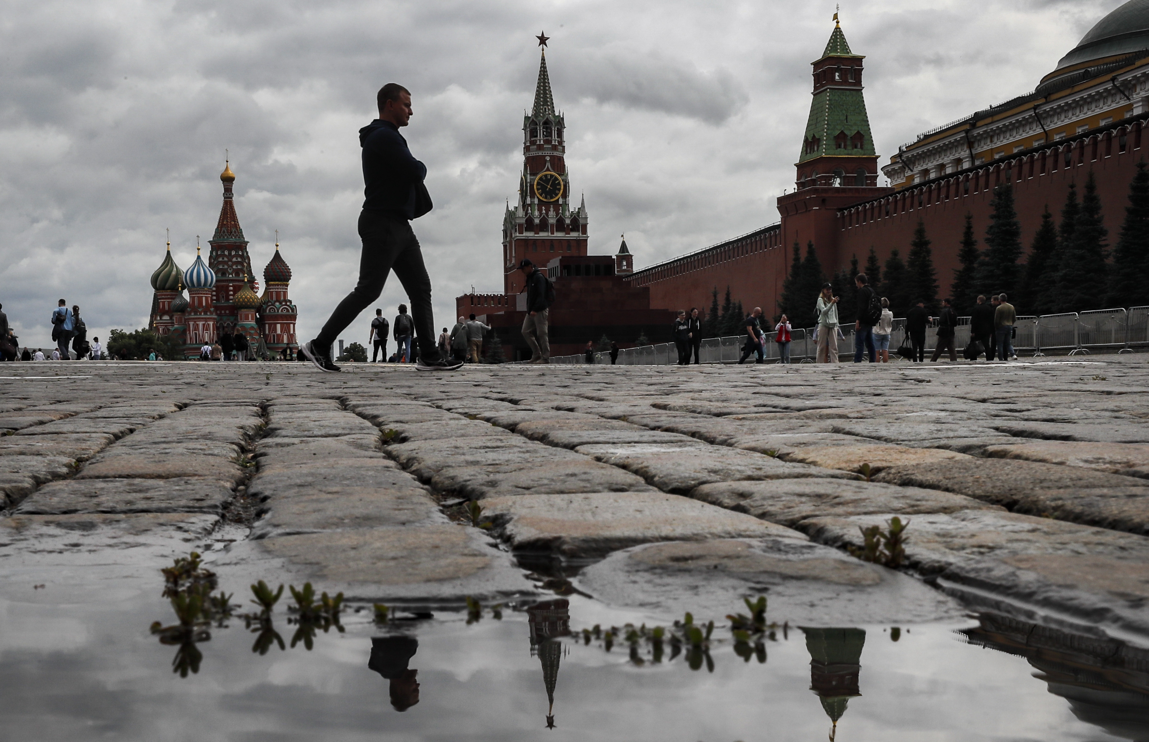 Moscow (Russian Federation), 19/07/2023.- People walk in Red Square in Moscow, Russia, 19 July 2023. (Rusia, Moscú) EFE/EPA/YURI KOCHETKOV