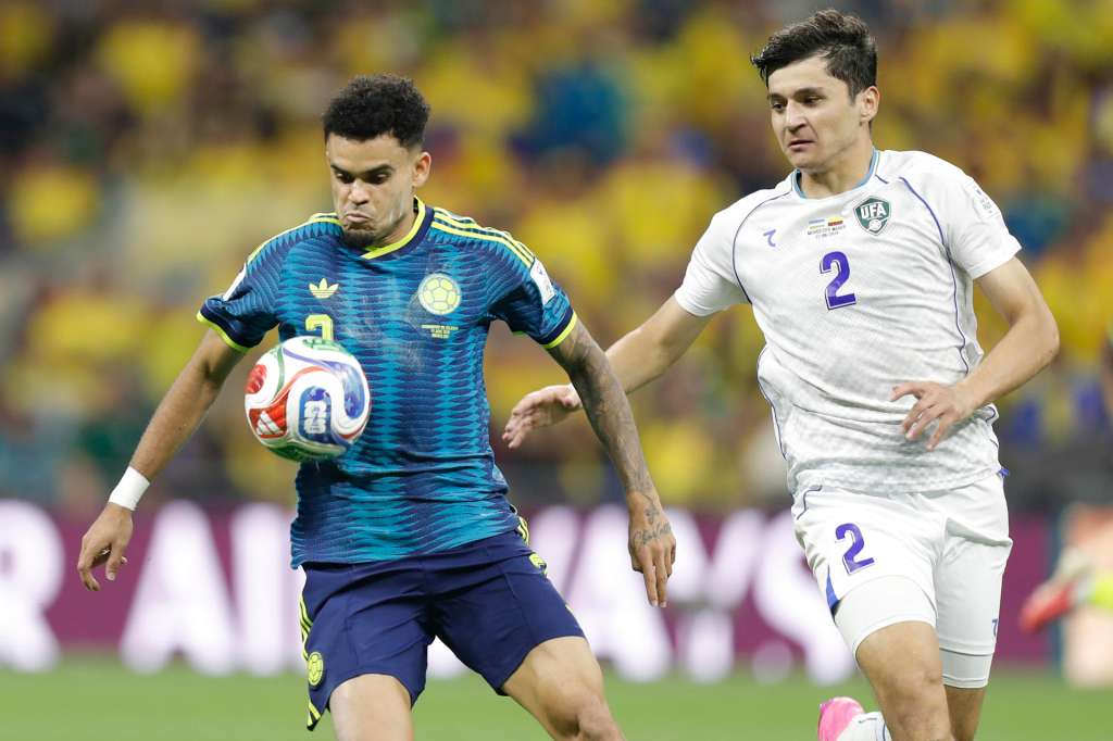 GR4212. CIUDAD DE MÉXICO (MÉXICO), 17/06/2026.- Abdukodir Khusanov (d) de Uzbekistán disputa un balón con Luis Díaz de Colombia este miércoles, en un partido del grupo K del Mundial de la FIFA 2026 entre Uzbekistán y Colombia, en el estadio Azteca en Ciudad de México (México). EFE/ Isaac Esquivel