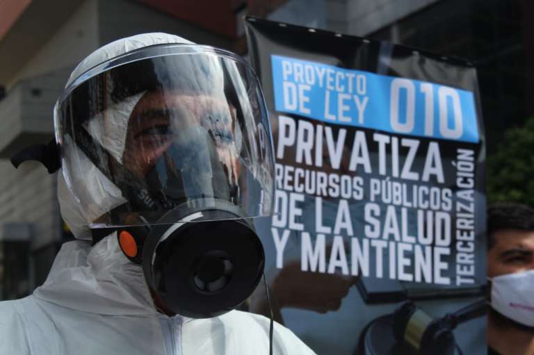 Manifestantes que representaron a los trabajadores del sector de la salud, mostraron su descontento hacia el proyecto de ley 010, que propone una reforma al sistema de salud.